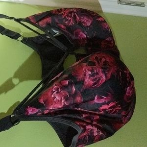 Flower patterned lace bra with underwire